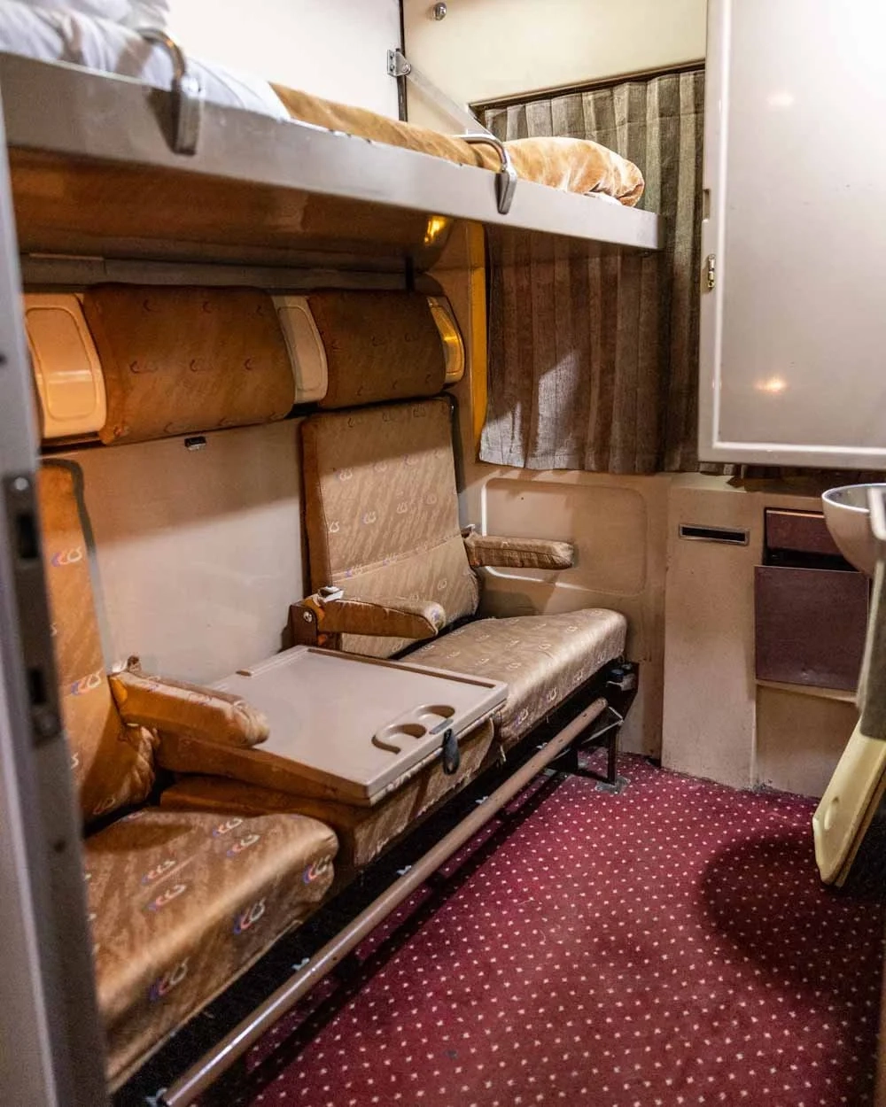 What It's Really Like On The Sleeper Train From Cairo To Luxor — Walk ... within