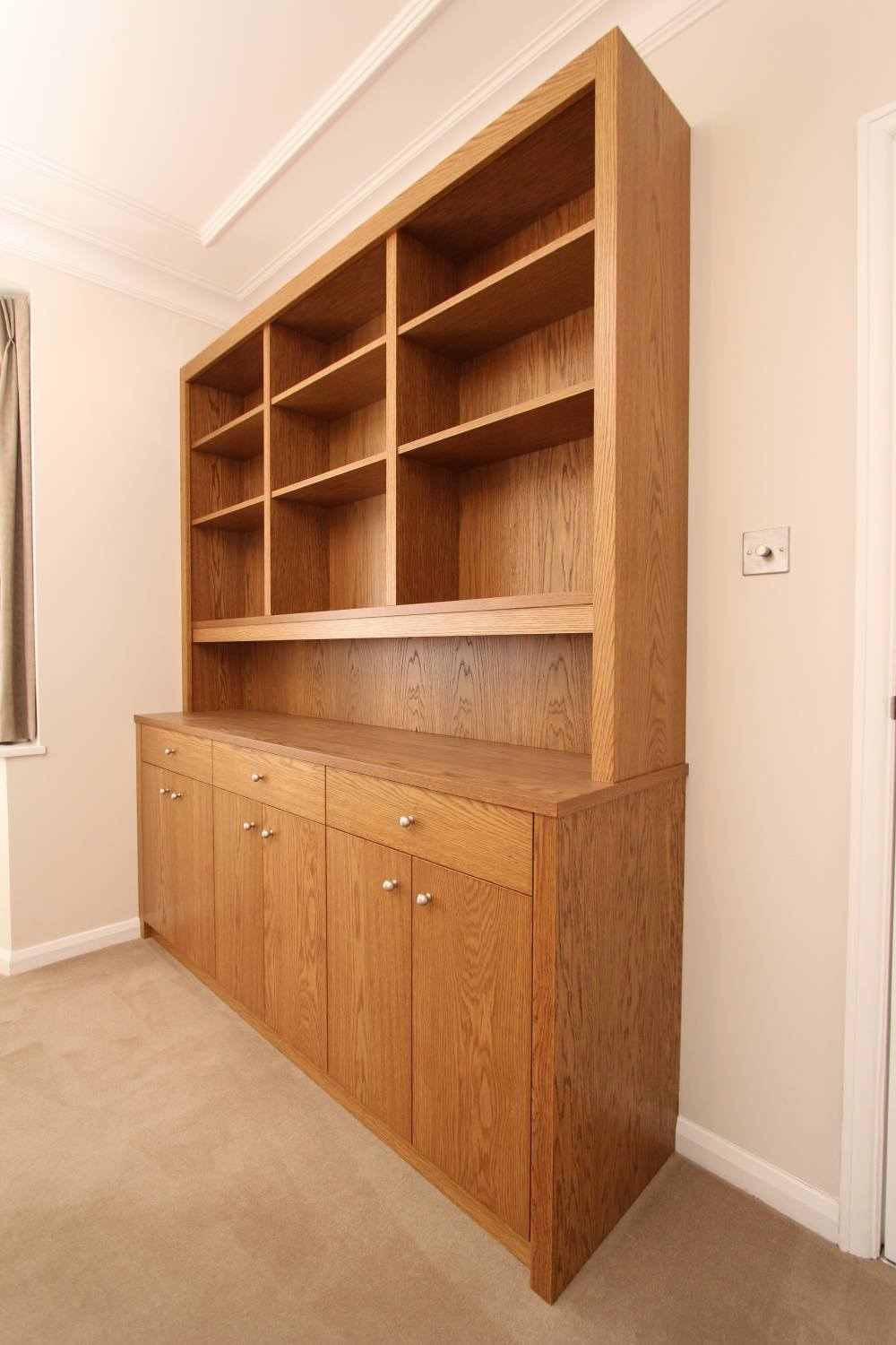 Understanding the Craftsmanship Behind Oak Veneer Display Cabinets
